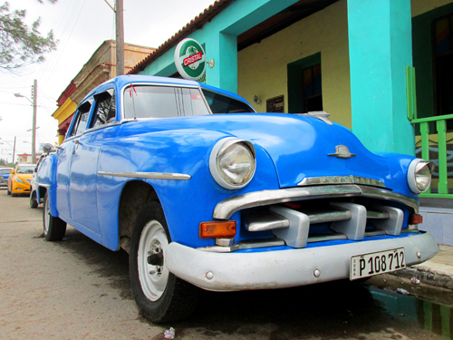 cuban travel photography, blue vintage car by sherrie thai of shaire productions