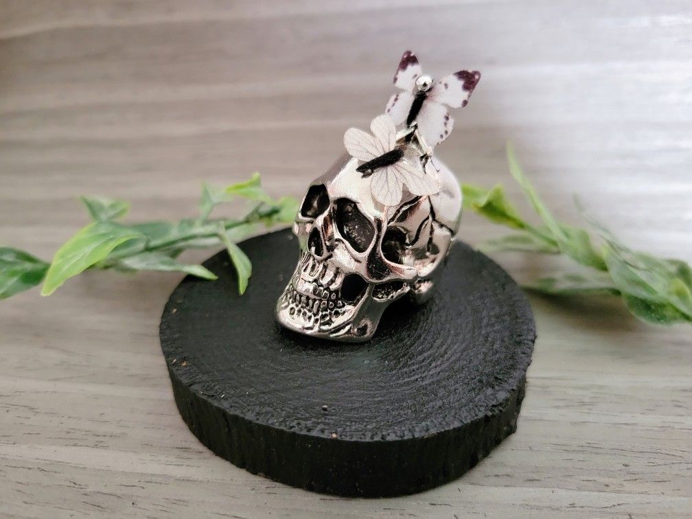 silver skull decor 2, art by Sherrie Thai of Shaireproductions.com