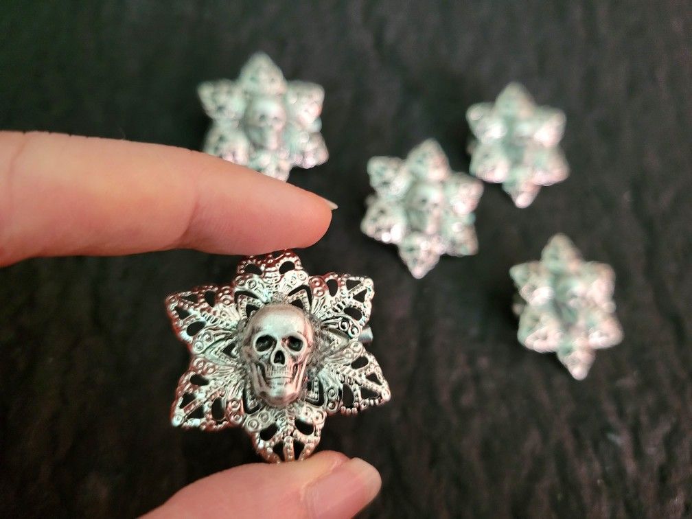skull star pin, art by Sherrie Thai of Shaireproductions.com