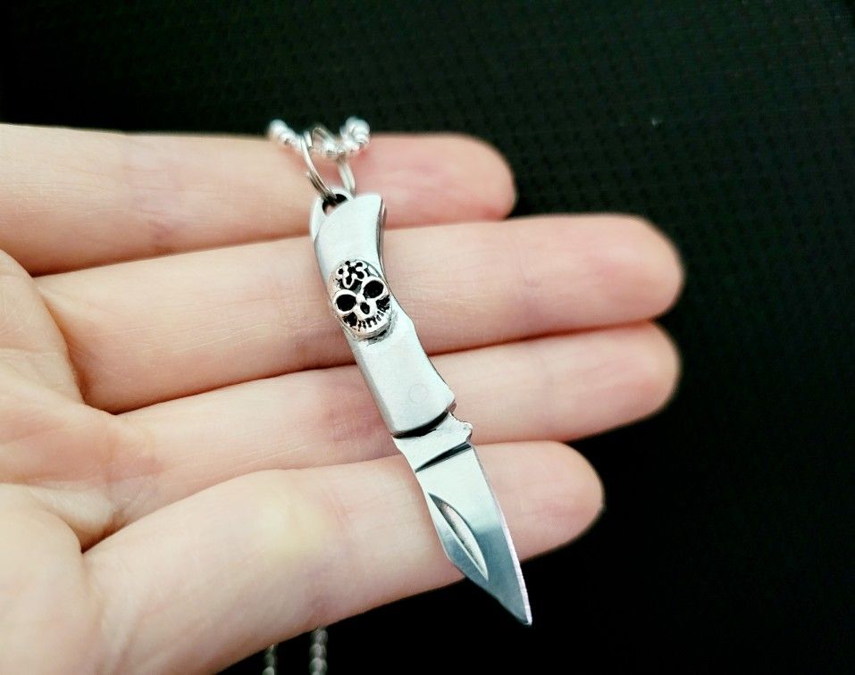 skull knife jewelry, art by Sherrie Thai of Shaireproductions.com