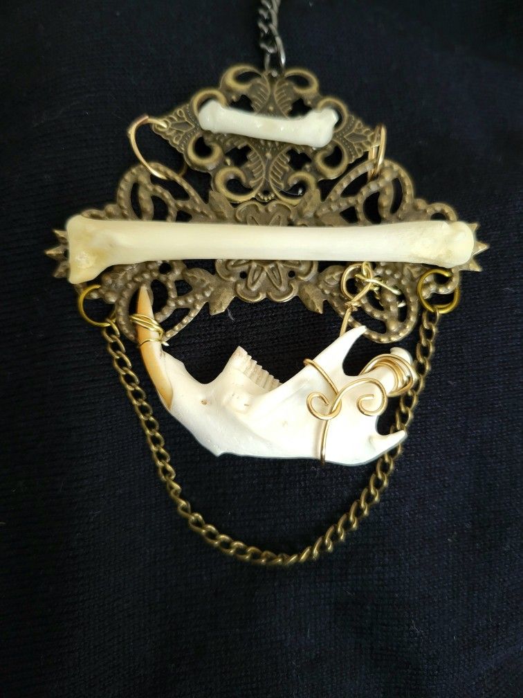 jawbone skull decor, art by Sherrie Thai of Shaireproductions.com